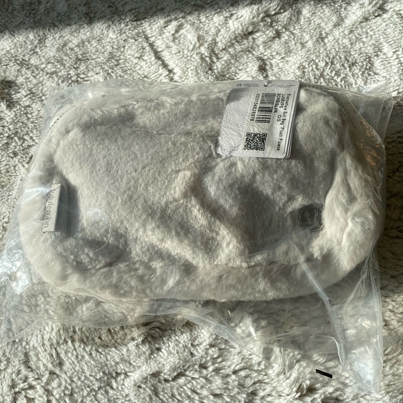 Lululemon 1L Everywhere Belt Bag Plush Fleece Bone/Silver - Picture 3 of 6